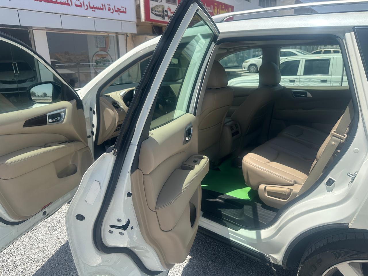 
								NISSAN PATHFINDER (7 Seater) full									